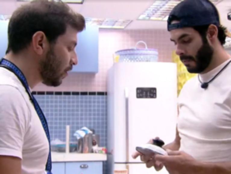 BBB21: Caio e Rodolffo quebram tampa de panela da cozinha da xepa