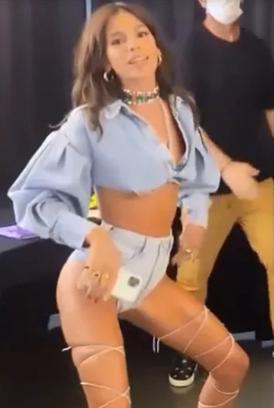 Bruna Marquezine se diverte em bastidores de ensaio e dança até o chão