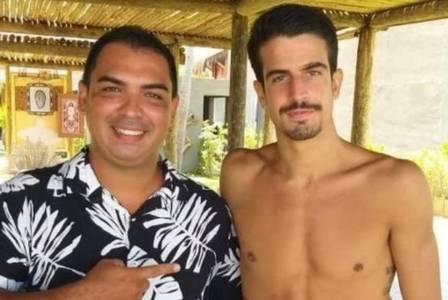 Bruna Marquezine e Enzo posam em Alagoas