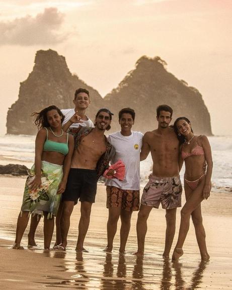 Bruna, Enzo e amigos em Noronha