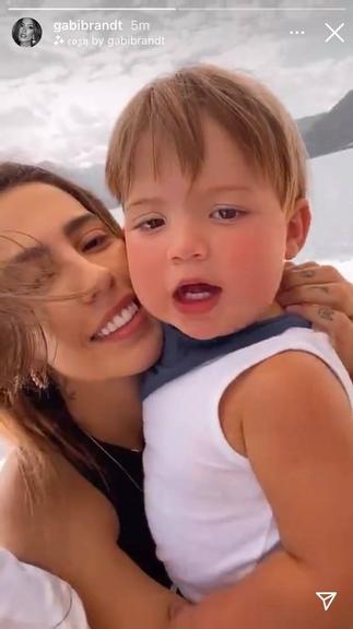 Gabi Brandt posta vídeo durante passeio de barco em família