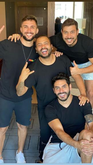 Prestes a final do BBB21, Rodolffo, Caio, Projota e Arthur se reencontram em hotel