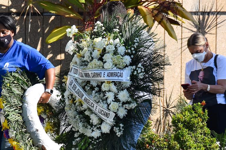 Angélica e Luciano Huck enviam coroa de flores