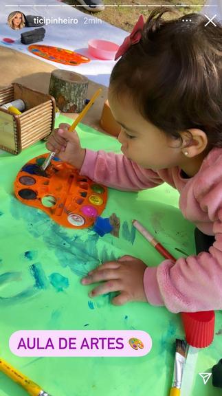 Ticiane Pinheiro mostra Manuella na aula de artes