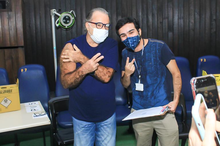 Tony Ramos recebe segunda dose da vacina contra Covid-19