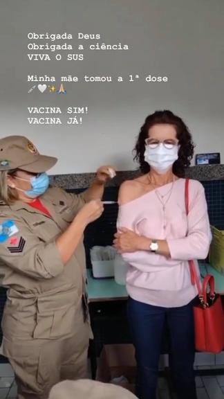 Camila Queiroz celebra a vacinação da mãe contra a Covid-19