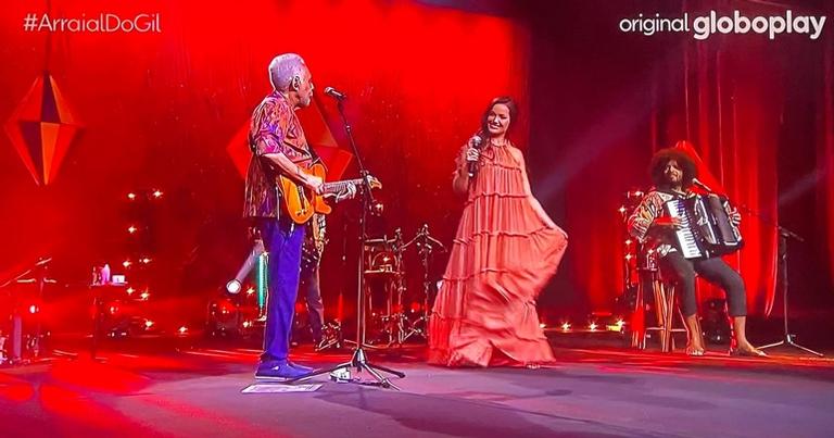 Juliette Freire e Gilberto Gil se emocionam durante live