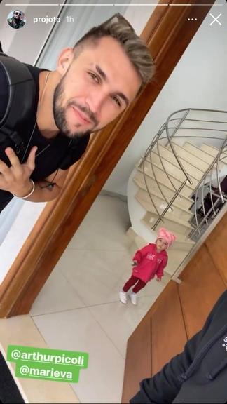 Projota recebe a visita de Arthur Picoli em sua casa