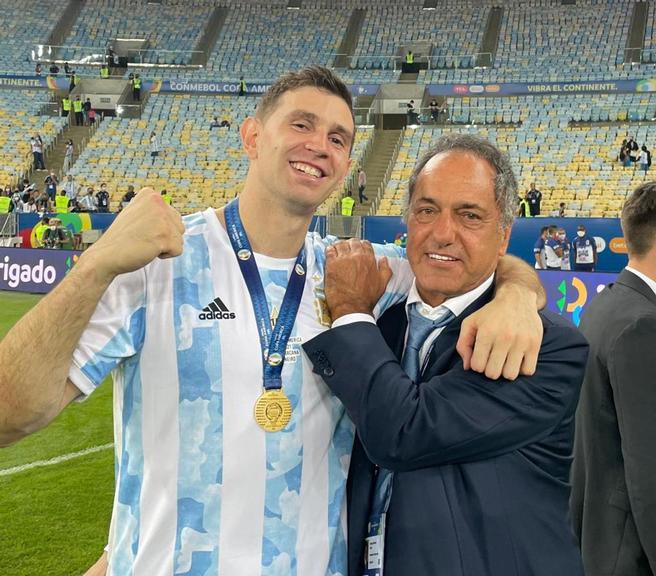 Jogadores da Argentina posam com embaixador da Argentina no Brasil