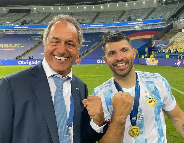 Jogadores da Argentina posam com embaixador da Argentina no Brasil