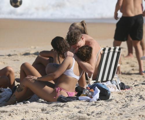 Pedro Novaes e a namorada trocam beijos em praia no Rio