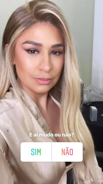 Simone surge loira e questiona os fãs: ''Mudo ou não?''