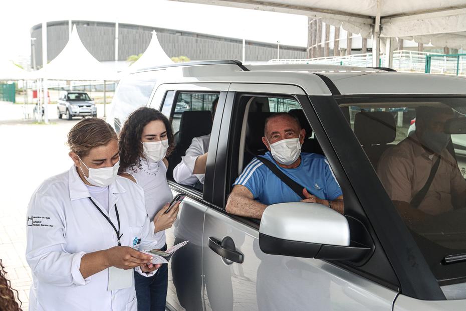 Renato Aragão toma dose de reforço da vacina 