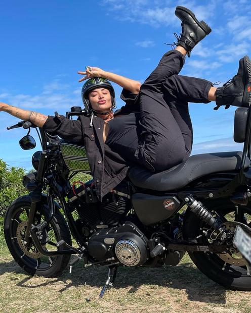 Aline Riscado chama atenção da web faz acrobacias em moto