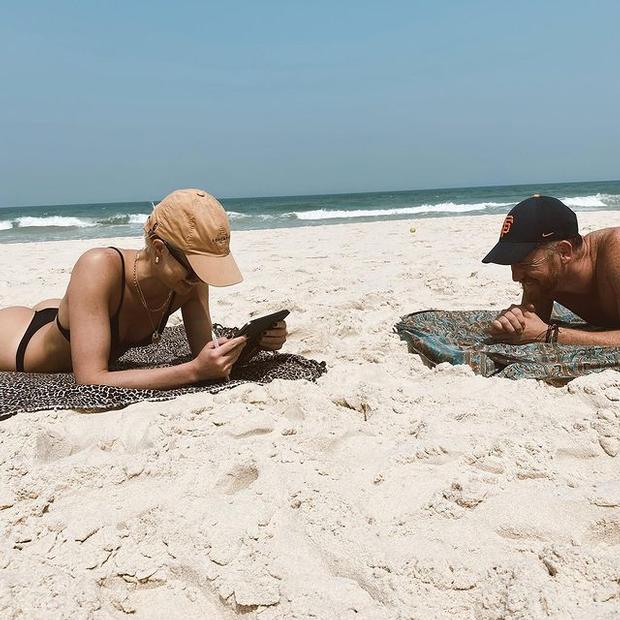 Rodrigo Simas curte dia na praia com Agatha Moreira e amigos