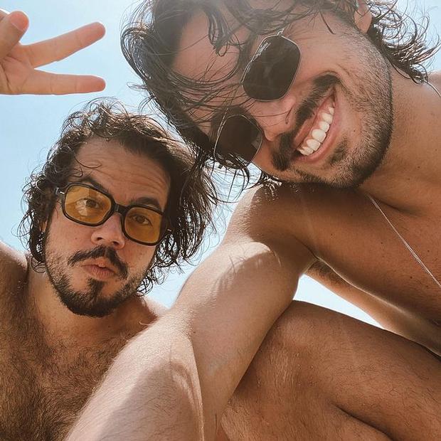 Rodrigo Simas curte dia na praia com Agatha Moreira e amigos