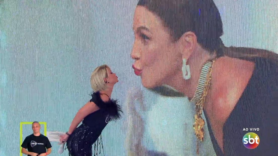 Eliana tenta dar selinho virtual em Ivete Sangalo