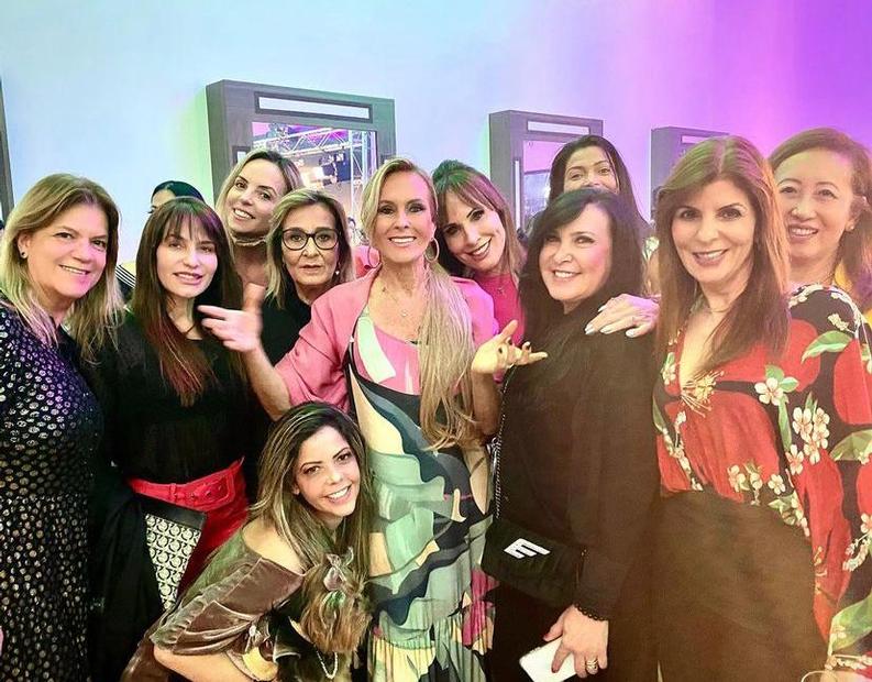 Helô Pinheiro com amigas em evento beneficente