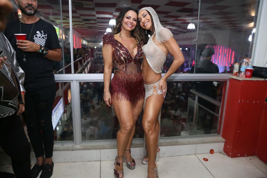 Sabrina Sato e Viviane Araujo se encontram na quadra do Salgueiro