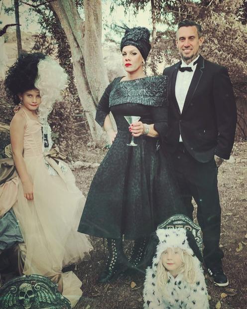 Pink e família no Halloween