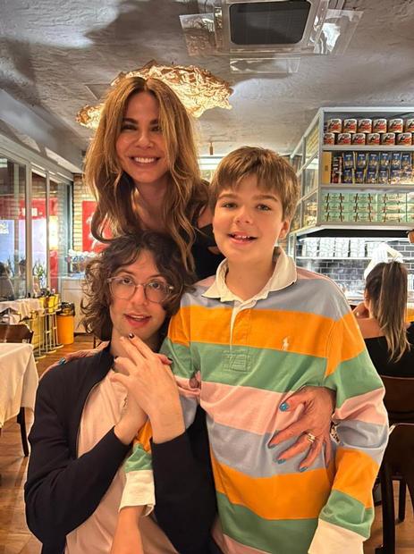 Luciana Gimenez celebra aniversário com herdeiros e namorado