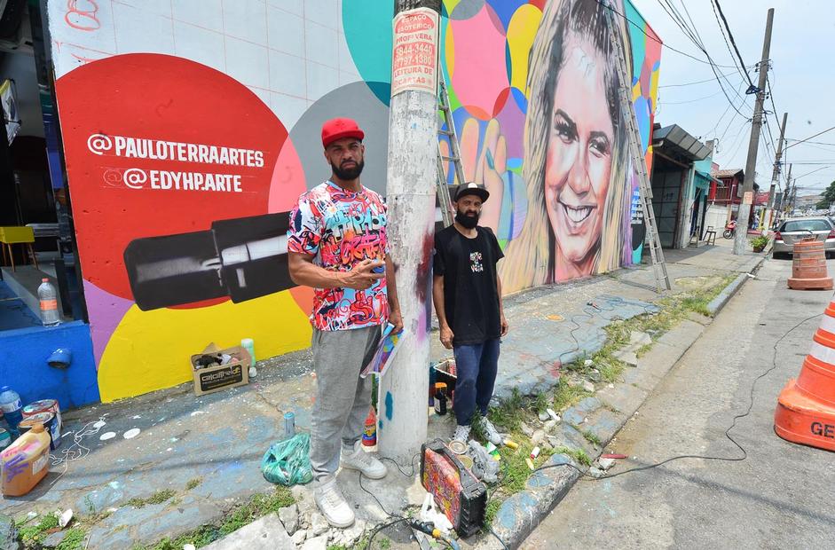 Marília Mendonça é pintada em muro