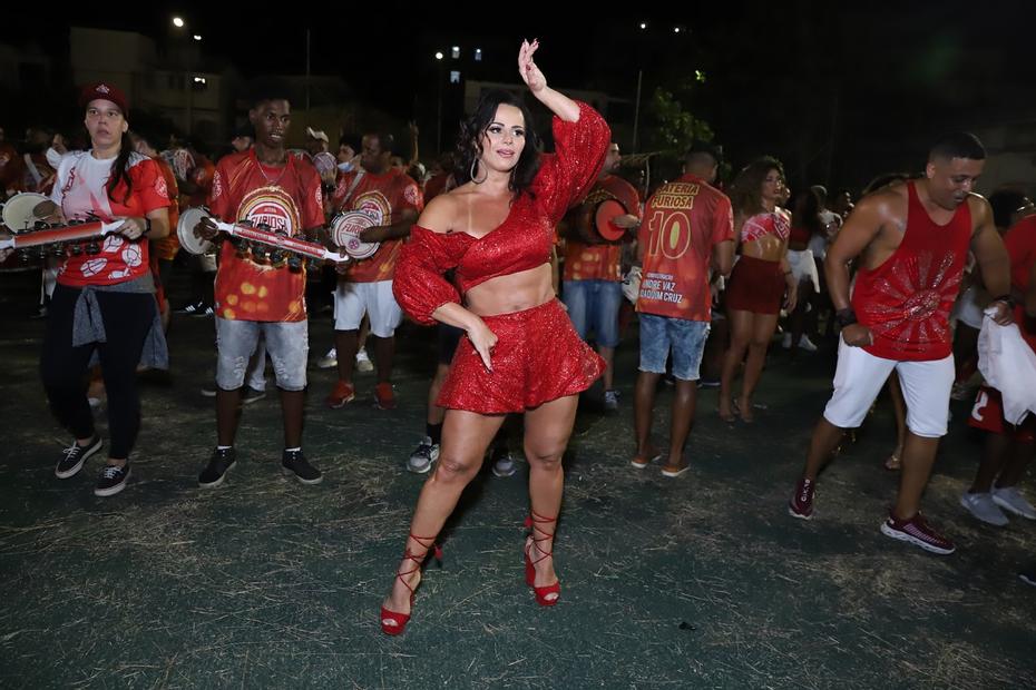 Viviane Araujo arrasa em ensaio na quadra do Salgueiro