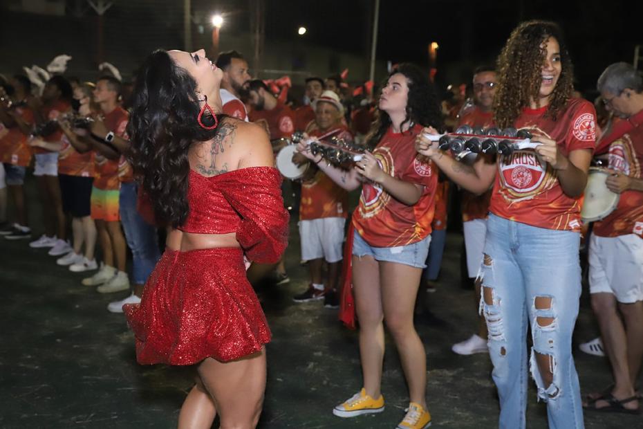 Viviane Araujo arrasa em ensaio na quadra do Salgueiro