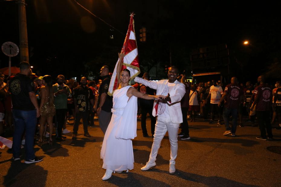 Mestre-sala e porta-bandeira do Salgueiro em ensaio de rua