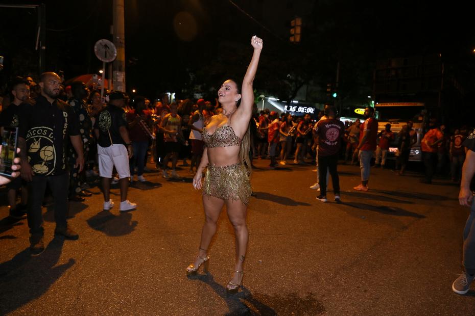 Viviane Araujo arrasa em primeiro ensaio de rua do Salgueiro