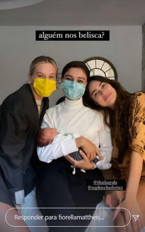 Thaila Ayala e o pequeno Francisco recebem visita de Fiorella Mattheis e Sophie Charlotte