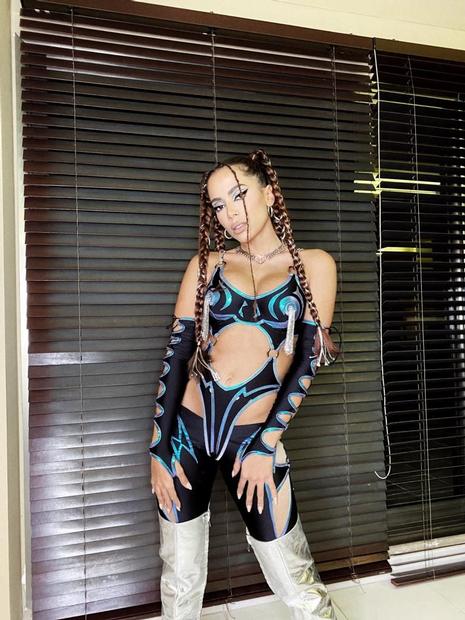 Anitta arrasa em escolha de look para 'Carnatal 2021'