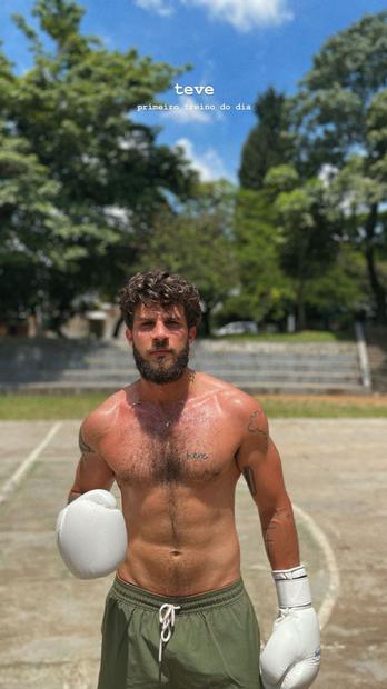 Chay Suede sem camisa em treino de boxe