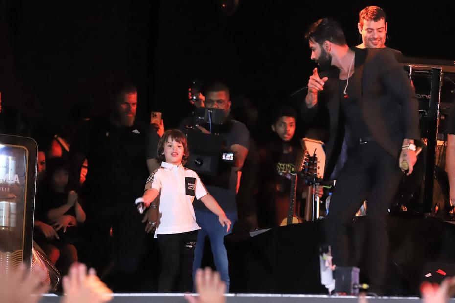 Gusttavo Lima recebe Andressa Suita e os filhos em show no Rio