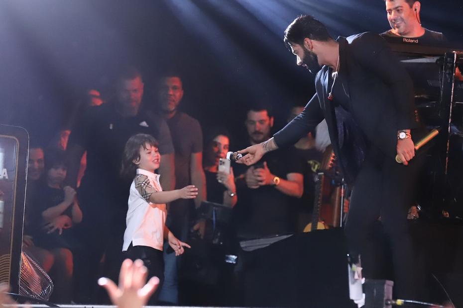 Gusttavo Lima recebe Andressa Suita e os filhos em show no Rio