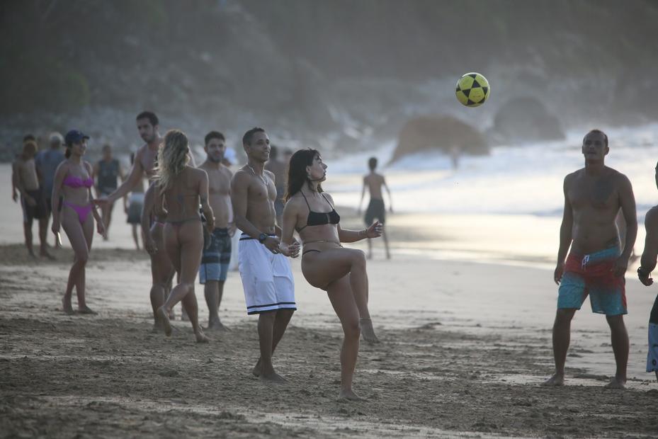 Isis Valverde toma drinks com o marido e joga altinha em Noronha