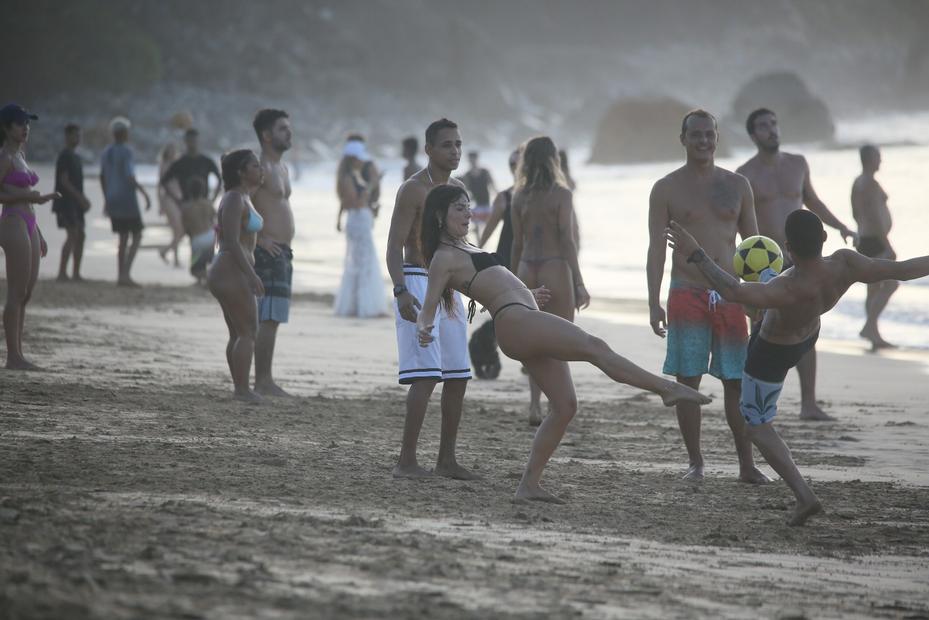 Isis Valverde toma drinks com o marido e joga altinha em Noronha