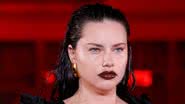 Modelo Adriana Lima chama atenção com barrigão à mostra em desfile - Getty Images/Frazer Harrison