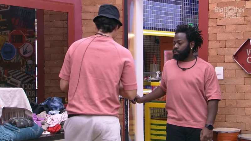 Eliezer e Douglas Silva com a mesma camiseta - GSHOW