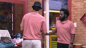 Eliezer e Douglas Silva com a mesma camiseta - GSHOW