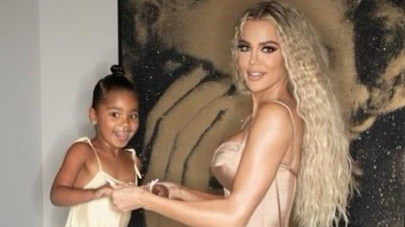 Ao comemorar o aniversário da filha nos parques da Disney, Khloé Kardashian acabou revelando que algumas fotos de True haviam sido editadas - Reprodução: Instagram