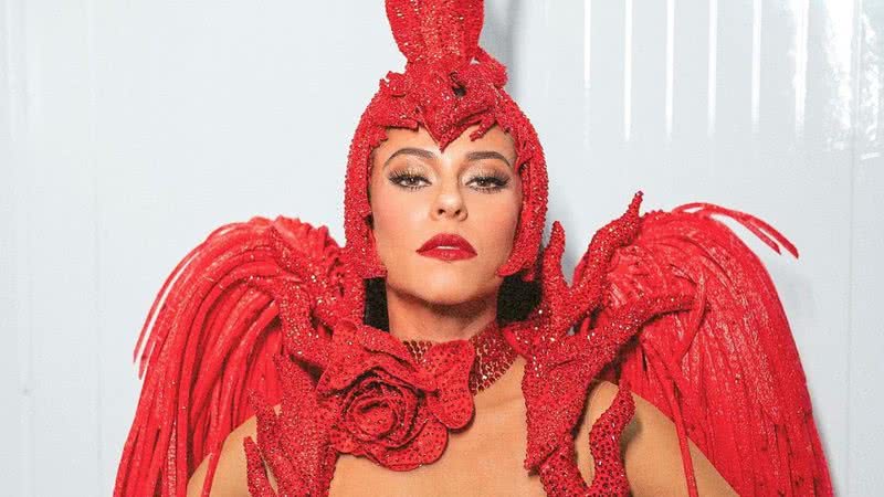 Rainha de Bateria Paolla Oliveira representa Pombagira em desfile da Grande Rio - Reprodução/Gabriel Farhat