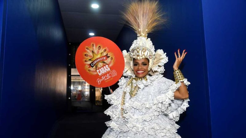 Com uma fantasia branca, Quitéria Chagas desfilou pela escola de samba Viradouro - Fotos: George Magaraia/CARAS