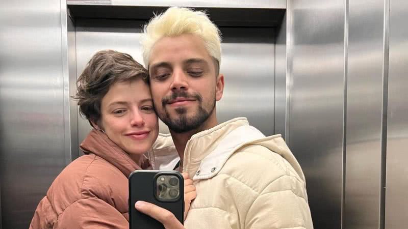 Agatha Moreira e Rodrigo Simas posam juntinhos em fotos - Reprodução/Instagram