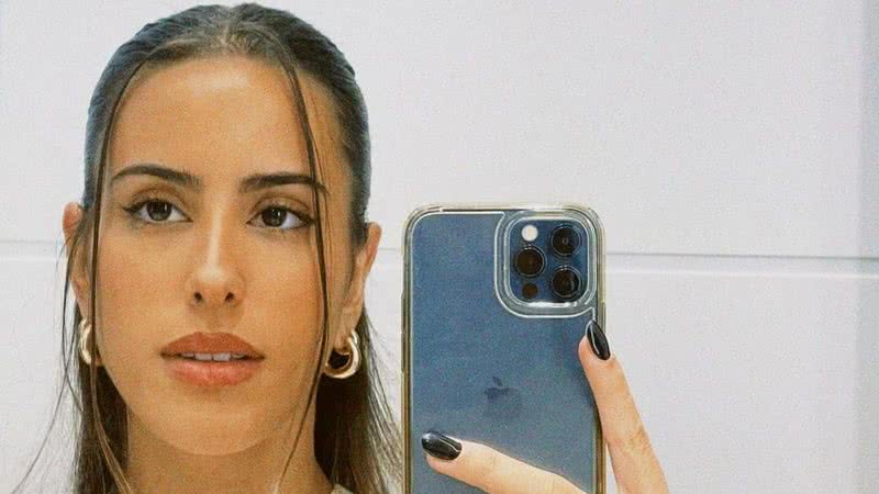 Ana Morais, filha de Glória Pires, esbanja beleza ao surgir com biquíni prateado - Reprodução/Instagram