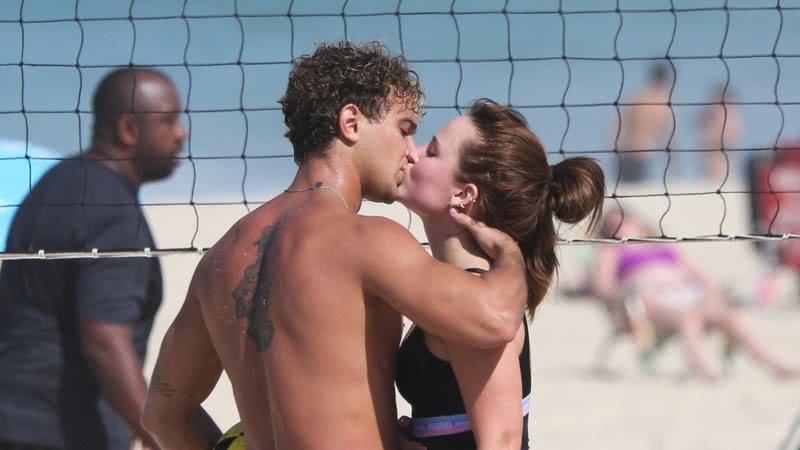 Larissa Manoela e André Luiz Frambach foram vistos aos beijos em praia - Foto: Dilson Silva/AgNews