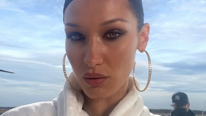 Bella Hadid destaca corpão sarado em cliques com biquíni cavadíssimo em praia paradisíaca - Foto/Instagram