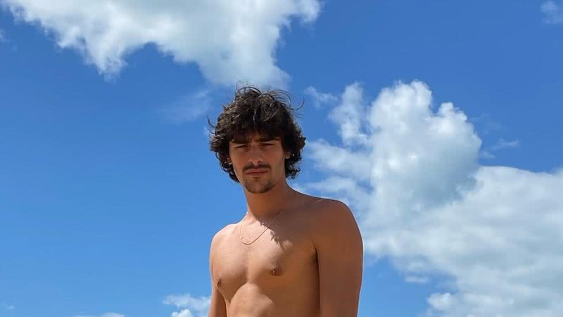 Bruno Montaleone é clicado exibindo abdômen trincado em banho de mar - Foto/Instagram