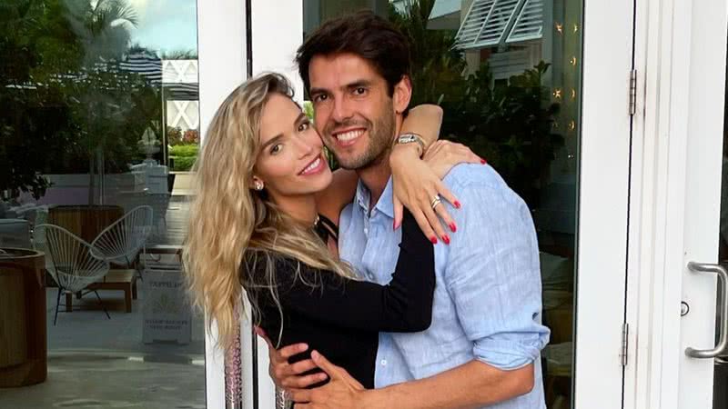 Carol Dias publicou uma série de fotos descontraídas que fez ao lado de Kaká e sua filha, Esther - Reprodução/Instagram