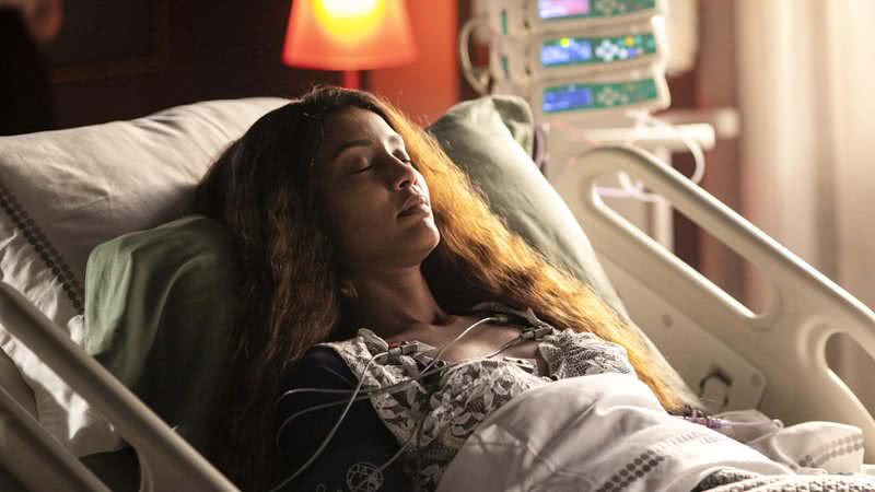 Clarice (Taís Araújo) está em coma na novela Cara e Coragem - Fotos: Globo/Paulo Belote